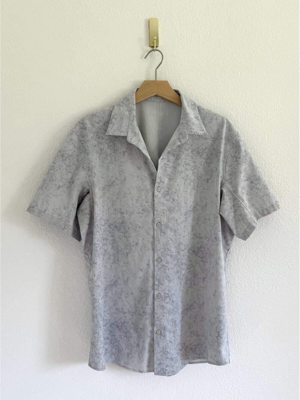 Lululemon Airing Easy Shirt Men’s Sz Large Short Sleeve Light Gray Activewear